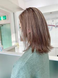 ４０代５０代にオススメの脱白髪染めハイライトベージュ - La Sente Aja 川西掲載