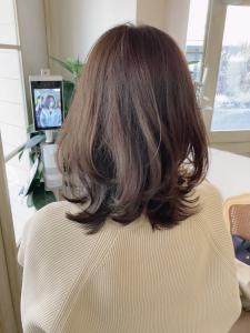 ショコラグレージュ外はねミディアムくびれヘア40代梅ヶ丘 - CHAINON掲載