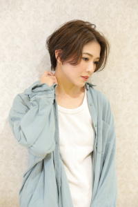 ショートパーマ長めバング暖色カラーくすみカラー横顔美人 - TOP SHAPE掲載