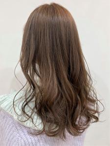 ミルクティーベージュカラー×ゆる巻きロング - e.m.a PREMIUM BEAUTY SALON掲載