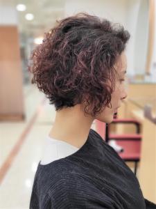 パーマ×カシスブラウンカラーで作る大人の前髪なしショートボブ - e.m.a PREMIUM BEAUTY SALON掲載