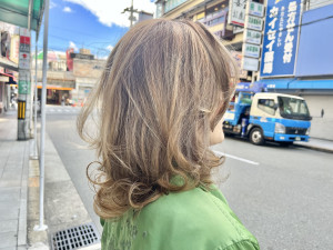 白髪を活かしたアッシュベージュ＠ミディアム - DANTE hair掲載
