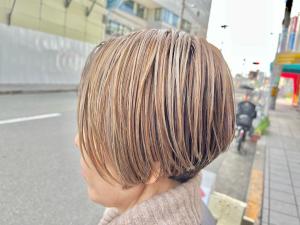 白髪活かしたカラーリング ベージュ系＠前下がりショートボブ - DANTE hair掲載