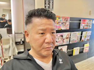 刈り上げフェードスタイル、トップは流れるようパーマ