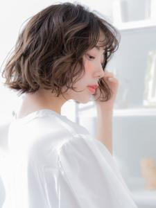 ミックスカール小顔くせ毛風ふわふわボブ　シアーグレージュ - mod's hair【モッズヘア】越谷/越谷西口店掲載