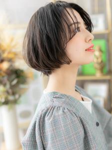 黒髪かきあげバング小顔くびれショートボブ　こなれヘア