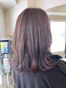 大人女子ショコラアッシュ白髪ぼかし外ハネセミロング40代髪型 - CHAINON掲載