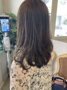春夏人気カラーカーキベージュの重めセミロングワンカール仕上げ