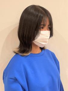 ホワイトベージュ裾カラー×グレージュカラー×外ハネミディアム - e.m.a PREMIUM BEAUTY SALON掲載