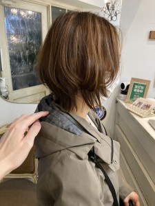 肩につかない長さ外ハネボブハイライトカラーがうまい美容室