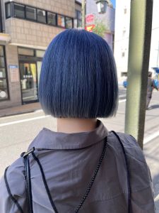 ブリーチ一回以上ブルーカラー切りっぱなしボブホワイトシルバー - CHAINON掲載