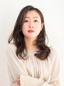凛とした女性のロングスタイル - BEAUTY CELLAR 六本木ヒルズ店掲載