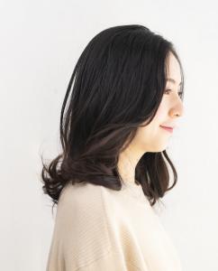 凛とした女性のロングスタイル - BEAUTY CELLAR 六本木ヒルズ店掲載