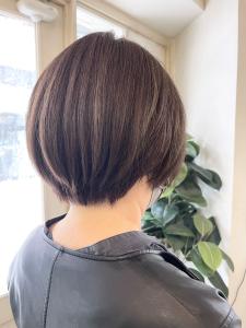 白髪ぼかしハイライトオリージュ系カラーショートボブ梅ヶ丘 - CHAINON掲載