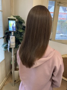 赤みの少ないココアブラウン毛先までツヤのあるストレートヘア - CHAINON掲載
