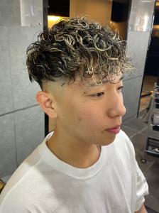 フェードカット 束感プードルパーマ ハイライト【札幌】 - THIS IS BARBER掲載