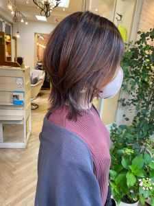 シルバーインナーカラーウルフボブミディアム梅が丘美容室 - CHAINON掲載
