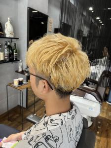 抜きっぱなしハイトーン×刈り上げショート - NAP hair &Nalow homme掲載