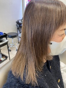 グレージュでのお洒落に白髪ぼかし♪パツッとレイヤーのウルフ♪ - u'i by first掲載