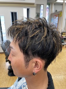 ツーブロックにメッシュカラー - CUT CLUB 髪切虫掲載