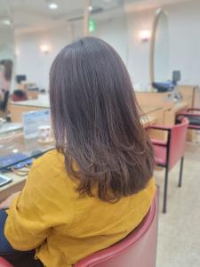 柔らかショコラブラウン×レイヤーセミロング - e.m.a PREMIUM BEAUTY SALON掲載