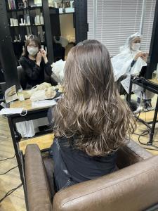 斜めバンググレージュカラー デザインカラー シルキーベージュ - ARCANA 明治神宮前 表参道 原宿掲載