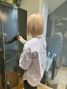 斜めバンググレージュカラー デザインカラー シルキーベージュ - ARCANA 明治神宮前 表参道 原宿掲載