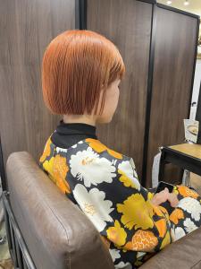 斜めバンググレージュカラー デザインカラー シルキーベージュ - ARCANA 明治神宮前 表参道 原宿掲載