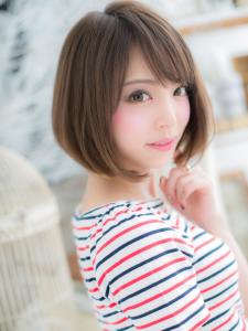 斜めバンググレーベージュ小顔前下がりボブステップボーンカット - mod's hair【モッズヘア】越谷/越谷西口店掲載