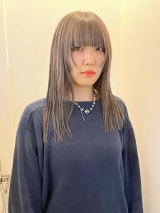 斜めバンググレージュカラー デザインカラー シルキーベージュ - ARCANA 明治神宮前 表参道 原宿掲載
