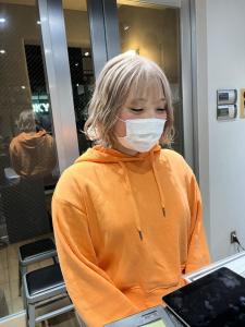 斜めバンググレージュカラー デザインカラー シルキーベージュ - ARCANA 明治神宮前 表参道 原宿掲載