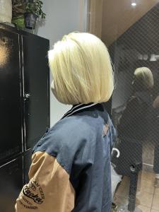 斜めバンググレージュカラー デザインカラー シルキーベージュ - ARCANA 明治神宮前 表参道 原宿掲載