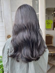 グレージュカラーハイライトを活かした透明感ロングヘアー梅ヶ丘 - CHAINON掲載