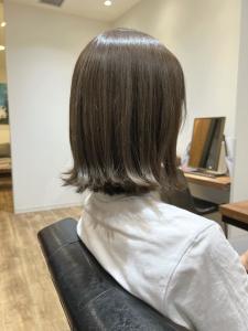★小顔グレーベージュ斜めバングデザインカラー外ハネボブ - FURUSHO ASHIYA掲載