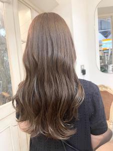 ミルクティーグレージュロングヘアー艶髪明るくても綺麗なカラー - CHAINON掲載