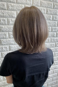 小顔グレーベージュデ、ザインカラー外ハネボブ - TOP SHAPE掲載