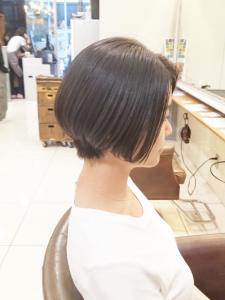 丸み前下がり小顔ショートボブアッシュブラウン耳掛け - Neolive aim 横浜店掲載