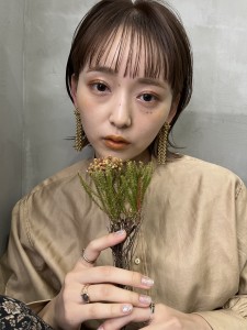 前髪カット顔まわり似合わせ外ハネくびれレイヤーミディ - GLROW掲載