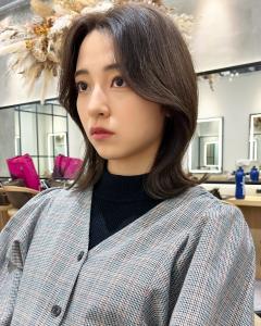 韓国風顔まわりセンター分けくびれミディアムヘア - GLROW掲載