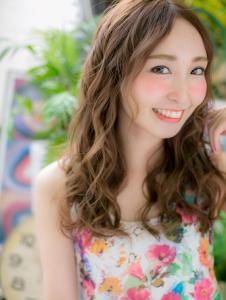 センターパートくせ毛風ゆるふわロング　ハイトーンカラー - COVER HAIR & SPA bliss 浦和西口店【カバー ヘア アンド スパ ブリス】掲載