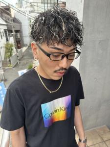 束感ショート　波巻き　ハイライト マッシュパーマ - ARCANA 明治神宮前 表参道 原宿掲載