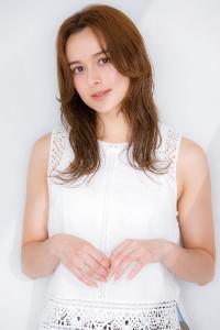 センターパートバング外ハネミディアム - Cloe 堀江掲載