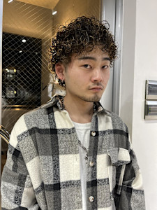 束感ショート　波巻き　ハイライト マッシュパーマ - ARCANA 明治神宮前 表参道 原宿掲載