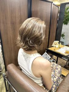 斜めバンググレージュカラーシルキーベージュ　マッシュパーマ - ARCANA 明治神宮前 表参道 原宿掲載