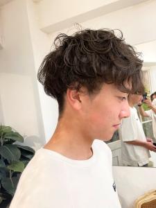 スパイラルパーマ刈り上げマッシュ前髪ありワックススタイリング - CHAINON掲載
