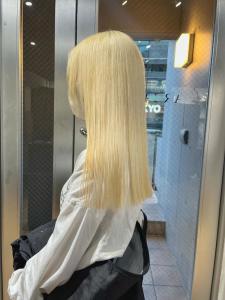 斜めバンググレージュカラーデザインカラー　シルキーベージュ　 - ARCANA 明治神宮前 表参道 原宿掲載
