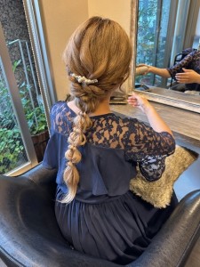 結婚式お呼ばれヘアー　編みおろし - Mora 神楽坂掲載