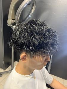マッシュ×波巻きパーマ×黒髪×ツイストスパイラル×刈り上げ - owl 心斎橋掲載