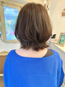 大人女子向け外ハネボブカーキベージュで明るさキープ白髪染め - CHAINON掲載