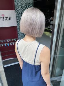 切りっぱなしミニボブホワイトベージュ - prize 錦糸町店掲載